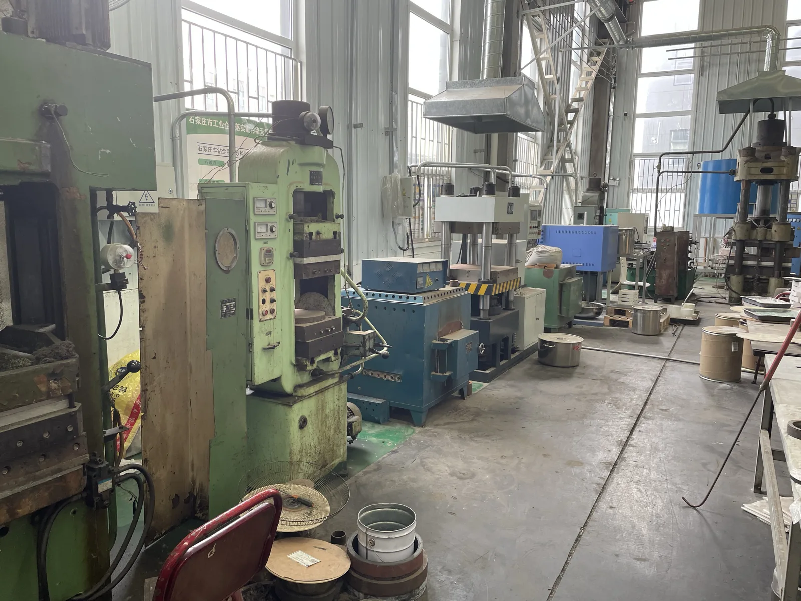 Hydraulic presses in the Fengzuan grinding wheel workshop