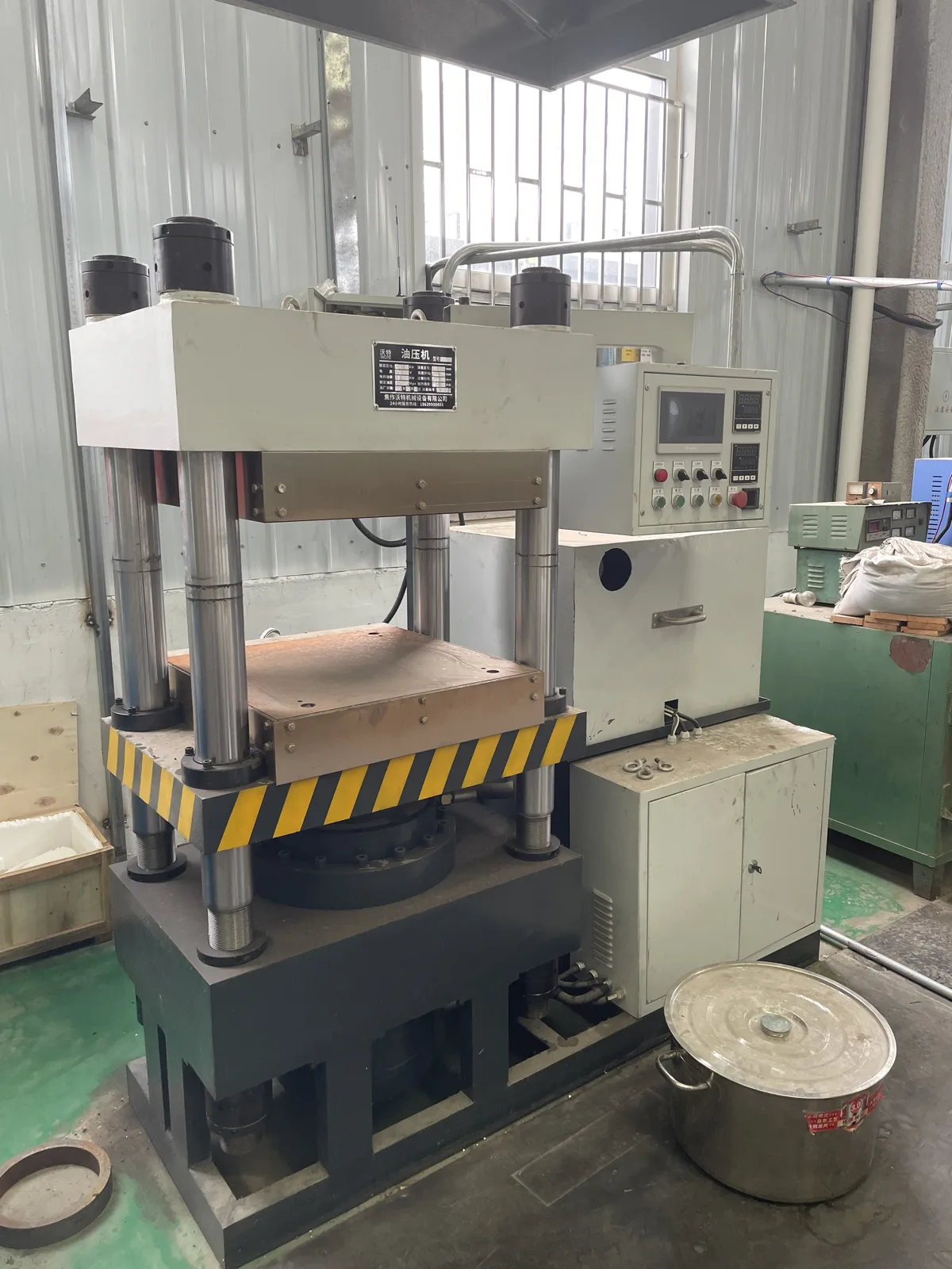 Hydraulic press for cold pressing diamond and CBN wheels